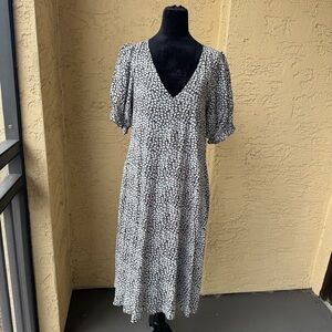 Calista Floral Dress Sz M V-neck Short Sleeve Pockets Knee Length
